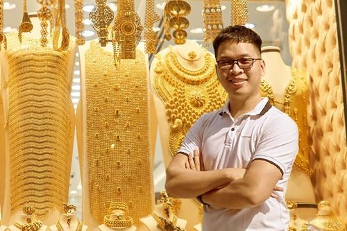 Du khách Việt khám phá chợ vàng ở Dubai