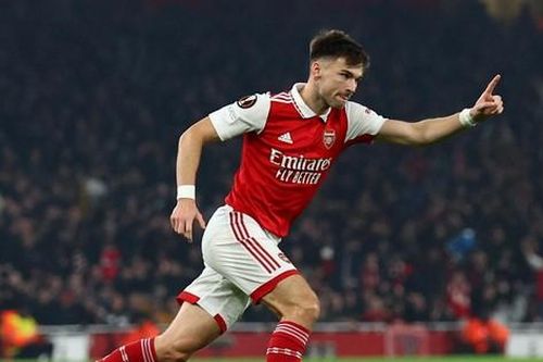 Arsenal suýt giẫm vào dấu chân của MU