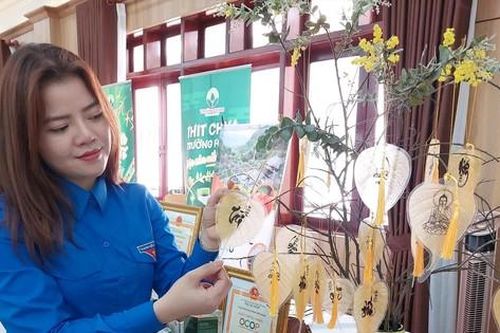Cô gái thổi hồn vào lá khô