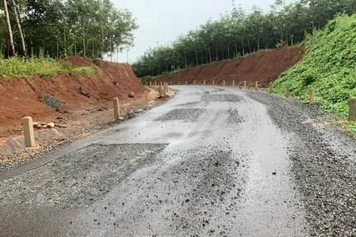 Đường trăm tỷ chưa làm xong đã hỏng, lỗi tại... ông trời
