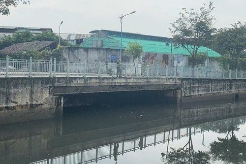Phát hiện thi thể người đàn ông nổi trên kênh