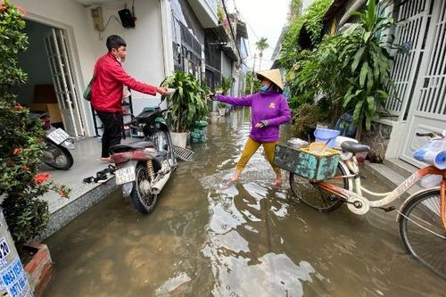 Nước ngập bốc mùi thối 'vây' khu dân cư ở TP Thủ Đức suốt một tuần