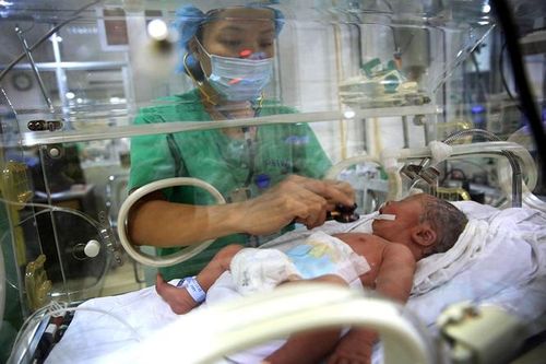 Cứu bé sinh non chào đời trong nhà vệ sinh bị ngừng tim
