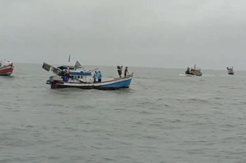Cà Mau: Cứu vớt 4 thuyền viên gặp nạn, trôi dạt trên biển