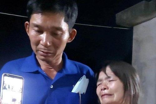 Vỡ òa giây phút người phụ nữ trở về với gia đình sau 27 năm lưu lạc
