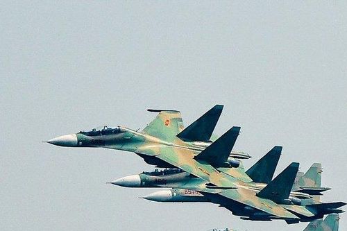 Hà Nội: Bất ngờ siêu cơ Su-30MK2 bay lượn trên bầu trời