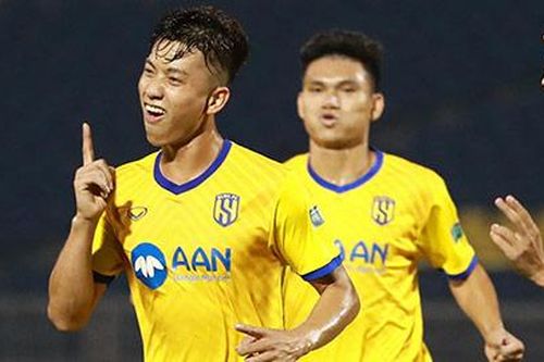 Văn Đức được khen ngợi sau cú đúp giúp SLNA trụ hạng V.League