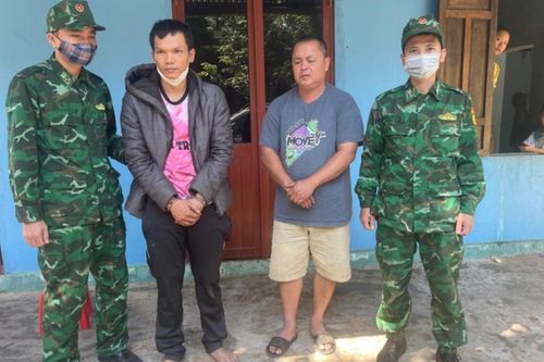 Trong lúc cả nhà đang ngủ say, người đàn ông lạ bất ngờ nhảy vào giường ngủ rồi bị bắt