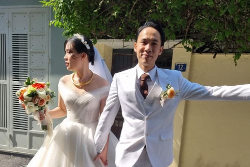 Loạt khoảnh khắc 'trầm tư' của Việt Anh 1977 Vlog khi trở thành 'chồng người ta'