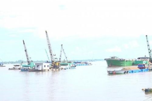 Nhộn nhịp mua bán cát vàng Campuchia ở thượng nguồn sông Tiền