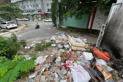 Rác chất đống trong khu dân cư
