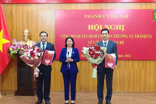 Thường trực Thành ủy trao Quyết định công tác cán bộ