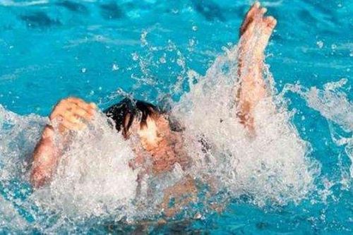 Xót xa 2 chị em ruột tử vong dưới ao