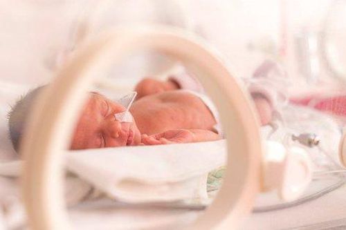 Hà Nội: Kỳ tích cứu sống bé sinh non tím tái, ngừng tim do 'đẻ rơi' trong nhà vệ sinh bệnh viện