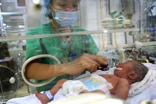 Kỳ diệu: Cứu sống bé sơ sinh tím tái, ngừng tim do 'đẻ rơi' trong nhà vệ sinh bệnh viện
