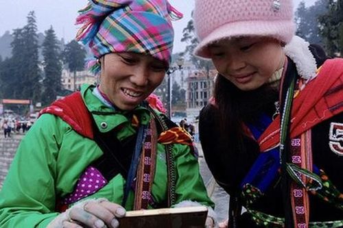 Trang bị điện thoại thông minh miễn phí cho hộ nghèo và cận nghèo