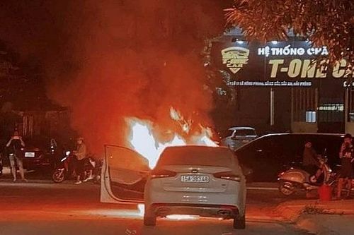 Ô tô bất ngờ bốc cháy, lái xe bung cửa thoát thân