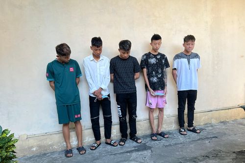 Hà Nội: Nhóm 'tuổi teen' buộc khăn quàng đỏ vào tay để nhận biết trong lúc 'giao đấu' phóng lợn