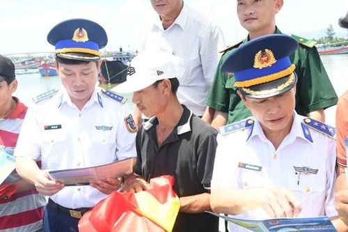Ngư dân vượt khó vươn khơi - Bài 2: Để những con tàu lướt sóng trùng dương