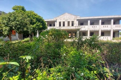 Nhà thầu bỏ ngang, 2 công trình trường học 'đắp chiếu'