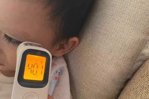 Cha mẹ mệt mỏi vì con ốm sốt không rõ nguyên nhân