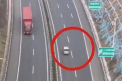 Cuộc giải cứu tài xế bị kẹt ở vận tốc 126 km/h suốt 2 tiếng
