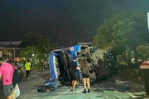 Lật xe khách trên quốc lộ 6, nhiều người bị thương