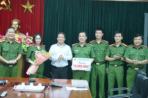 Khen thưởng Công an quận Hải Châu khám phá nhanh vụ trộm hơn 200 triệu ở quán karaoke