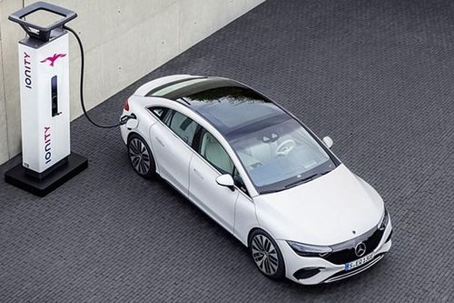 Mercedes EQE Sedan từ 1,88 tỷ, không để Tesla 'một mình một chợ'