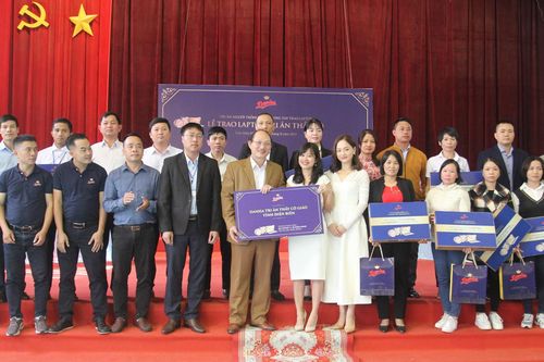 Tặng 20 máy tính cho giáo viên khó khăn tại Điện Biên