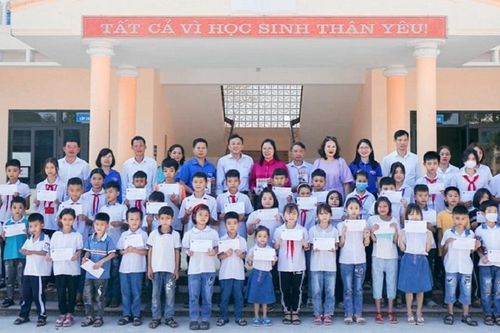 Trao tặng 45 suất học bổng Vũ Xuân cho học sinh nghèo vượt khó