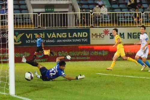 Kiatisak chạnh lòng vì 'cảnh đìu hiu' trên sân nhà Hoàng Anh Gia Lai