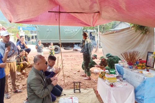 Phát hiện mộ liệt sĩ trong lúc đổ đất làm nền nhà