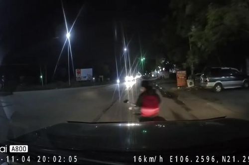 Người phụ nữ đi xe máy tạt đầu ô tô không động tác thừa