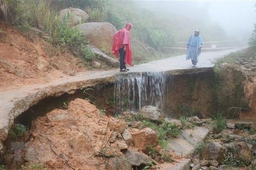Giao thông miền núi Quảng Ngãi còn ngổn ngang sau mưa, bão