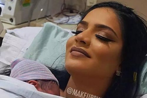 Sản phụ lúc lâm bồn vẫn gắng trang điểm để chào đón con yêu