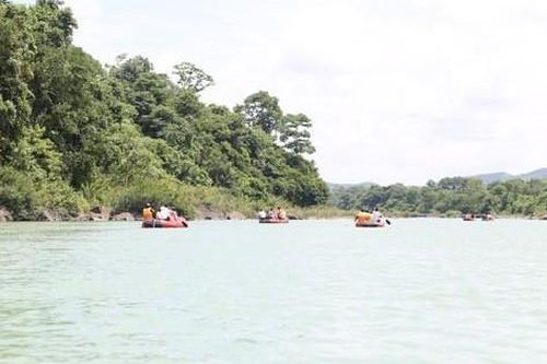 Xe chở khách của khu du lịch lao xuống sông