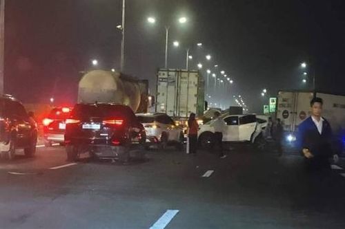 7 ô tô dồn toa trên cao tốc Pháp Vân - Cầu Giẽ