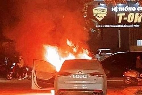 Điều tra nguyên nhân ô tô di chuyển trong đêm bất ngờ bốc cháy
