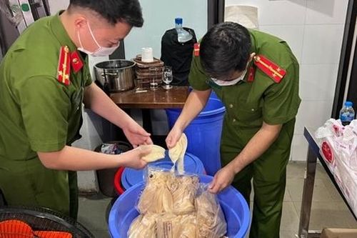 Thu giữ 14 bình khí cười trong quán bar Lavita ở phố cổ