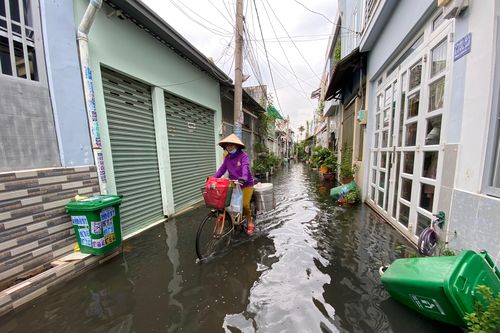 TP.HCM: Cuộc sống người dân bị đảo lộn vì hẻm ngập nước nhiều ngày chưa rút