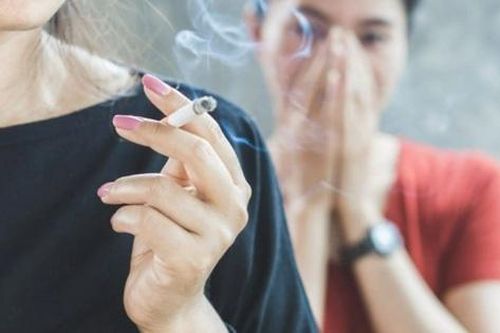 Khói thuốc diệt tinh trùng, làm hỏng trứng và gây vô sinh như thế nào?