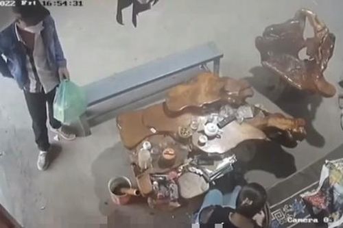 Nam thanh niên giả vờ vào mua hàng rồi đâm nữ chủ quán tạp hóa trọng thương
