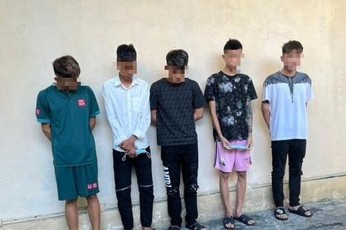 Bắt nhóm 'choai choai' đeo khăn đỏ để nhận diện khi hỗn chiến