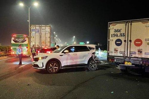7 ô tô tông liên hoàn trên cao tốc Pháp Vân - Cầu Giẽ