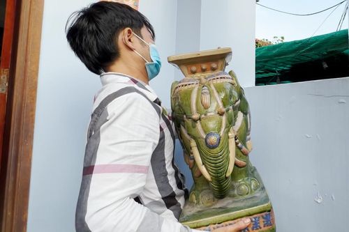 Truy xét kẻ trộm cặp gốm sứ hình voi