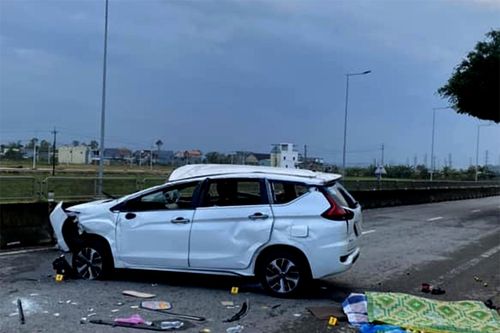Ôtô lao vào dải phân cách trên quốc lộ, hai người chết