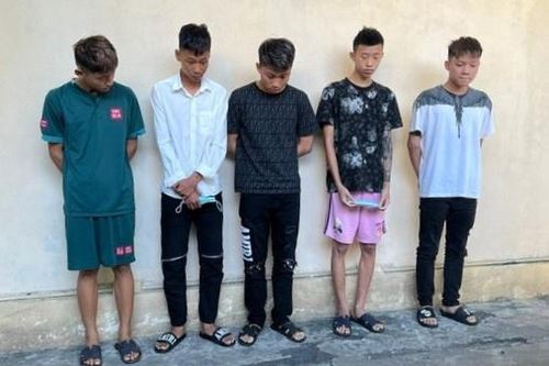 Buộc khăn quàng đỏ vào tay để nhận biết khi hỗn chiến