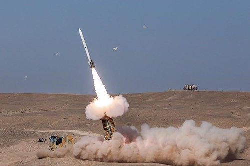 Iran công bố hệ thống tên lửa tầm bắn hơn 300 km