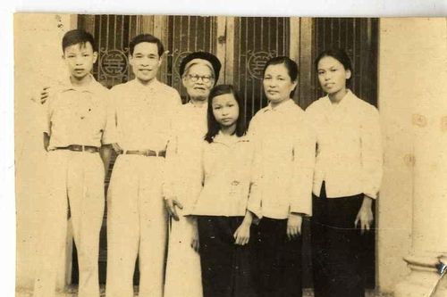 Mẹ tôi, cô giáo đầu đời